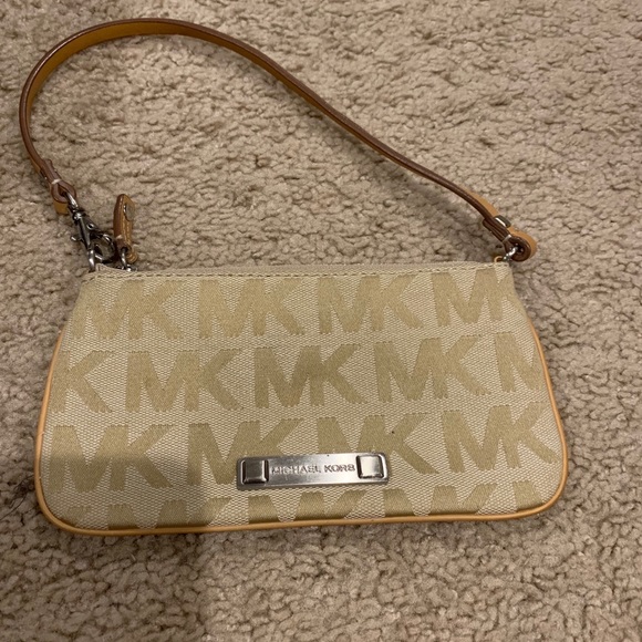 Michael Kors Handbags - Michael Kors Wristlet